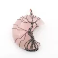 Vista dettagliata dell'albero della vita in rame fatto a mano su ciondolo luna al quarzo - Quarzo rosa