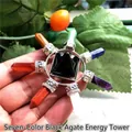 Detailansicht einer Sieben-Chakra-Kristallpyramide mit bunten Heilsteinen. - Chakra Schwarzer Achat