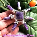 Detailansicht eines lila Amethyst-Kristallstern-Ornaments mit Pyramidenmitte in der Hand - Vollständiger Lila Amethyst