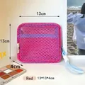 Neceser de malla rosa vibrante para artículos de viaje, tamaño 13x13x4cm visto en SKU - Estilo con Asa / 13x13x4cm / Rosa rojo