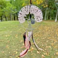 Vue détaillée de l'attrape-rêves Arbre de Vie avec quartz rose et plumes roses - Quartz rose