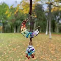 Dettaglio di ornamento lunare fatto a mano con cristalli naturali arcobaleno e stella. - Arcobaleno
