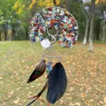 Vue détaillée d'un attrape-rêves Arbre de Vie avec pierres colorées et plumes en extérieur - Arc-en-ciel