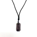Dettaglio del ciondolo in ametista viola sfaccettata con cordino nero intrecciato a mano - Purple Crystal