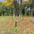 Ciondolo luna boho fatto a mano con pietre di peridoto verdi e decorazione a stella. - Cristallo di peridoto