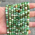 Dettaglio ravvicinato di perline di pietra verde naturale per la creazione di gioielli fai-da-te - 4mm / Circa 93 Pezzi / Crisoprasio (5A)
