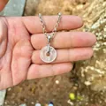 Dettaglio macro della collana con ciondolo a ciambella in quarzo trasparente naturale. - Cristallo Bianco (Ciondolo Solo)