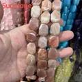 Primo piano di perle in pietra di sole naturale sfaccettate per la creazione di gioielli fai-da-te - Pietra del Sole
