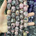 Primo piano di perle in pietra naturale rodonite rosa lucida per la creazione di gioielli. - Rodocrosite