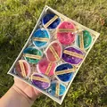 Spécimens de cristal de quartz géode naturel coloré dans un coffret cadeau blanc de luxe - Coffret de Paires de Géodes d'Agate Colorées par Vaporisation