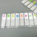 Vue détaillée d'onglets d'index transparents colorés avec lettres et symboles pour marquage - Alphabet