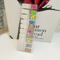 Kleurrijke transparante neon indextabbladen met letters en symbolen voor studentenlezen - Letters
