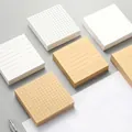 Dettaglio ravvicinato di foglietti adesivi quadrati minimalisti in carta bianca e kraft - Stile Vuoto / 7.5x7.5cm / Bianco Naturale