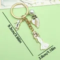 Llavero de moda con tacón alto y dijes de dama, mide 9,3 cm de largo y 3 cm de ancho. - Estilo de Modelo de Vestido Blanco (ER905)
