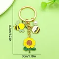 Gros plan d'un porte-clés abeille et tournesol avec dimensions de 8,2 cm affichées - Style Pot d'Abeille Tournesol (ER1737)