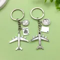 Zilveren vliegtuig sleutelhanger met wereldbol en paspoort bedeltjes voor reizen - Global Vliegtuig Paspoort Wereldbol (ER674) / 9.2x3.7cm / Zilver