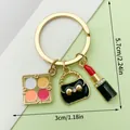 Pantalla detallada de dimensiones para el llavero con diseño de lápiz labial y bolso - Tema Maquillaje (LS586)