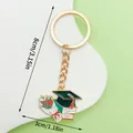 Abschluss-Schlüsselanhänger mit Doktorhut und Büchern, 8x3 cm Größenangabe Detail - LS385 Stil / 7.4g