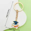 Metall-Schlüsselanhänger zum Abschluss mit Doktorhut und Büchern in bunter Emaille - LS386 Stil / 7.5g