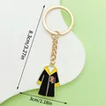 Emaille-Doktorhut-Schlüsselanhänger in Schwarz und Gelb mit goldenem Metallring - LS387 Stil / 7.00g