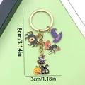 Détail du porte-clés chat et citrouille en émail d'Halloween avec dimensions de 8cm - Chat Magique Citrouille Araignée (ER811)