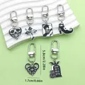 Ensemble de porte-clés en émail noir gothique avec motifs crânes et croix - Thème Halloween K Blanc (ER805) / Lot de 6