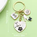 Elegante llavero dorado con colgantes de zapatos de tacón y bolsos en fondo verde - Estilo Bolso Blanco Corona Tacones Altos (ER597)