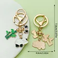 Schattige cartoon panda en bamboe metalen sleutelhanger met een maat van 7,8cm bij 4,6cm - Naar Rechts Leunende Panda (ER1219)