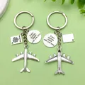 Zilveren vliegtuig reissleutelhanger met gegraveerde 'Every journey starts with one step' bedel - Global Vliegtuig Every Journey Plaat (ER681)