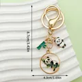 Schattige cartoon panda en bamboe metalen sleutelhanger met een gouden afwerking - Duttende Moeder en Baby Panda (ER1163)