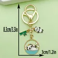 Schattige panda en bamboe emaille metalen sleutelhanger met goudkleurige details - Badende Panda (ER1154)