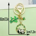 Leuke panda en bamboe metalen sleutelhanger met afmetingen voor tassen. - Moeder en Baby Panda op de Rug (ER1073)