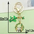 Schattige cartoon panda en bamboe metalen sleutelhanger maat 8,8x3cm voor tassen - Gras Etende Panda (ER1077)