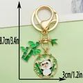 Schattige panda en bamboe emaille sleutelhanger, gouden legering cartoon ornament - Blije Panda (ER1080)