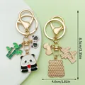 Schattige panda en bamboe metalen sleutelhanger, 4,6x8,5cm groot - Bamboe Appel Etende Panda (ER1214)