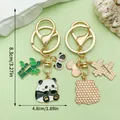Schattige cartoon panda en bamboe metalen sleutelhanger met gouden afwerking voor tassen - Bamboescheuten Etende Panda (ER1195)