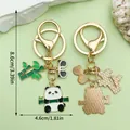 Schattige cartoon panda en bamboe metalen sleutelhanger met afmetingen in cm/inch - Horizontaal Bamboe Vasthoudende Panda (ER1197)