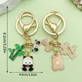 Schattige panda en bamboe emaille sleutelhanger met afmetingen 8,2 cm bij 4,6 cm - Appel Panda (ER1198)