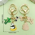 Schattige metalen sleutelhanger met panda en bamboe, gouden afwerking voor tassen - Schommelpaard Panda (ER1202)