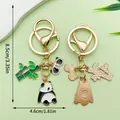 Metalen panda en bamboe sleutelhanger met afmetingen 8,5 cm en 4,6 cm voor tas decor - Boze Panda (ER1204)