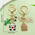 Leuke cartoon panda en bamboe metalen sleutelhanger voor tassen met afmetingen - Appel Panda (ER1208)
