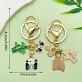 Schattige cartoon panda en bamboe metalen sleutelhanger met afmetingen in cm - Strohoed Panda (ER1213)