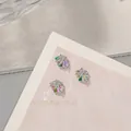 Colgante miniatura de caja de regalo para nail art de aleación y cristales, 8x9mm. - Caja de Regalo Iridiscente (G1714-06) / Pieza única