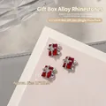 Decoración de uñas en forma de caja de regalo roja con brillantes pedrería y perlas - Caja de Regalo Roja (G1714-09) / Pieza única
