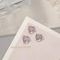 Amuletos de nail art en forma de corazón rosa con diamantes y detalles de perlas - Corazón Rosa Torcido (G1714-11) / Pieza única
