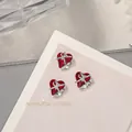 Elegantes charms de uñas con forma de caja de regalo de corazón rojo con lazo y de perlas - Corazón Rojo Torcido (G1714-12) / Pieza única