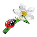 Vue détaillée d'une coccinelle en cristal rouge sur une fleur en verre à facettes sur tige. - Fleur Coccinelle / 89x57x44mm (53g)