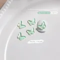 Groene vlindervormige K9 kristallen nagelkunst versiering in lichte macaron mocha - Vlinder (5236582938971)