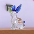 Gedetailleerd beeld van een transparant kristallen konijnenbeeldje met elegante blauwe oren - Konijn met Blauwe Oren