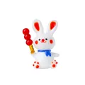 Adorable figurita de conejo de cristal hecha a mano con bufanda azul y dulce rojo - Conejo con Frutas Confitadas